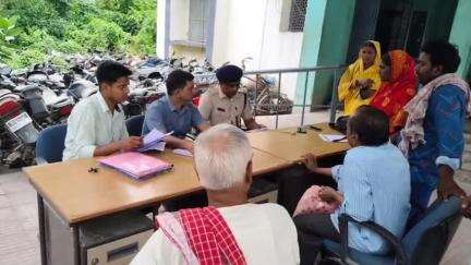केसरिया: केसरिया थाना परिसर में शनिवार को भूमि विवाद से संबंधित जनता दरबार का आयोजन, थानाध्यक्ष व अंचलाधिकारी रहे उपस्थित