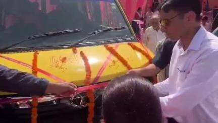 डोईवाला: जिलाधिकारी सविन बंसल ने सरस्वती शिशु विद्या मंदिर, भोगपुर में नई स्कूल बस को दिखाई हरी झंडी