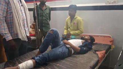छतरपुर नगर: ग्राम खैरो के पास एंबुलेंस ने बाइक को टक्कर मारी, पत्नी की मौत, पति घायल, ज़िला अस्पताल में भर्ती