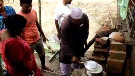 ক্যানিং ২: বিধায়ক সওকাত মোল্লাকে অনুকরণ করে কালুগাছি 82 নং বুথে জনসংযোগ করছেন দেউলী -1 প্রধান