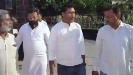 निरसा/चिरकुंडा: युवा RJD धनबाद के जिलाध्यक्ष राजेश कुमार मिश्रा ने मुग्मा एरिया के GM से कोयले के अवैध उत्खनन पर बात की