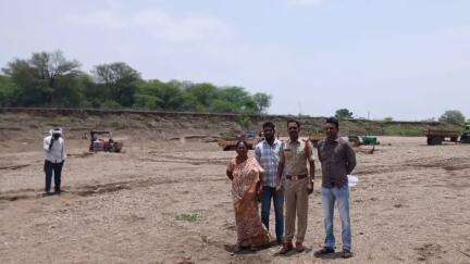 ముధోల్: ఎలాంటి అనుమతులు లేకుండా ఇసుక తరలిస్తున్న 15 ట్రాక్టర్లను లోకేశ్వరం ఎమ్మార్వో సర్పరాజ్ అహ్మద్, ఎస్‌ఐ అశోక్ పట్టుకున్నారు.