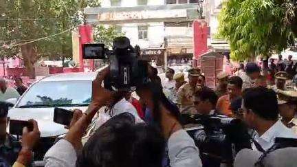 सीतापुर: डिप्टी CM के अस्पताल के निरीक्षण पर सांसद राकेश राठौर बोले, स्वास्थ्य सेवाएं बेहतर होती तो जमीन बेचकर लोग इलाज ना कराते