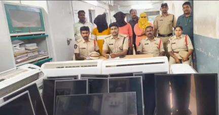 గుంటూరు: అరండల్ పేట పోలీస్ స్టేషన్ పరిధిలోని గ్రాండ్ నాగార్జున హోటల్లో చోరీకి పాల్పడిన నిందితులను అరెస్టు చేసిన పోలీసులు