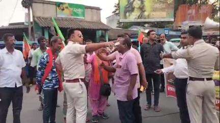 কাটোয়া ২: পুলিশকে অশ্রাব্য ভাষায় গালিগালাজ করার প্রতিবাদে দাঁইহাটে পথ অবরোধ আর সেখানেই পুলিশের সাথে বচসায় জড়াল বিজেপি কর্মীরা