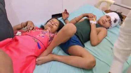 शिकोहाबाद: फिरोज़ाबाद: मीरा चौराहे के पास बाइक असंतुलित होकर बिजली के पोल से टकराई, दो बच्चे समेत 4 लोग घायल