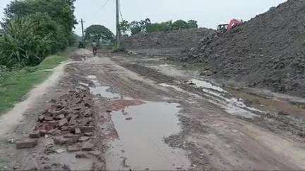 দেগঙ্গা: দেগঙ্গা ব্লকের বেলিয়াঘাটা থেকে মৌল পোতা পর্যন্ত বেহাল রাস্তার সংস্কারের দাবি গ্রামবাসীদের #jansamasya