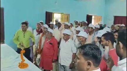 बलिया: ई किसान भवन के सभागार में प्रखंड स्तरीय प्रशिक्षण सह उपादान वितरण कार्यक्रम आयोजित