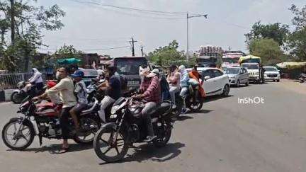 होशंगाबाद नगर: भोपाल तिराहे पर ट्रैक्टर रैली से लगा जाम, वाहनों की लगी लंबी कतार, वीडियो वायरल