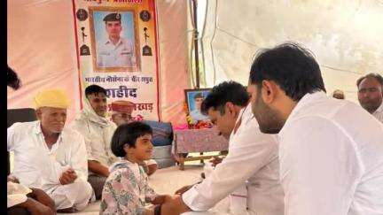 तारानगर: चूरू लोकसभा के MP राहुल कस्वां ने भारतीय नौसेना में वीरगति को प्राप्त बागोरिया के वीर सपूत प्रहलाद जाखड़ को श्रद्धांजलि दी
