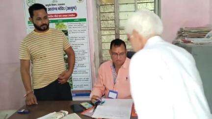 नांगलशेरपुर में संचालित राजकीय आयुर्वेद औषधालय का डीडी करौली ने किया औचक निरीक्षण, दिए दिशा-निर्देश