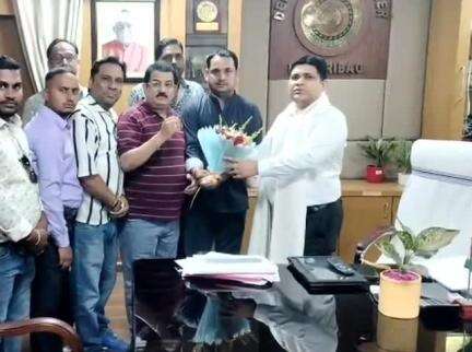 हज़ारीबाग: हजारीबाग यूथ विंग ने नवपदस्थापित उपायुक्त शशि प्रकाश सिंह से की शिष्टाचार भेंट