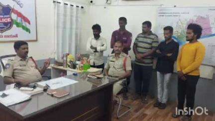 కరీంనగర్: అక్రమంగా ఇసుక రవాణా చేస్తున్న ఐదుగురిని బైండోవర్ చేసినట్లు కరీంనగర్ రూరల్ నిరంజన్ రెడ్డి వెల్లడి