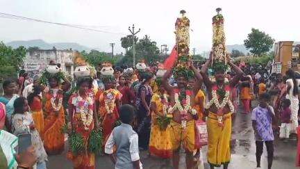 கெங்கவல்லி: கெங்கவல்லி ஆதிபராசக்தி திருக்கோயில் சித்திரை திருவிழா .. அழகு குத்தும் நிகழ்ச்சியில் ஏராளமான பக்தர்கள் பங்கேற்பு