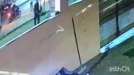 अंबाह: पोरसा रोड पर होटल संचालक को जान से मारने की धमकी, बाइक सवारों ने की फायरिंग, सीसीटीवी में कैद हुई घटना