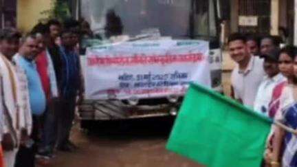 सरैयाहाट: प्रखंड प्रमुख ललीता मरांडी ने सरना धर्मावलंबियों की बस को दुमका के लिए हरी झंडी दिखाई