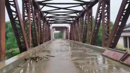 সাব্রুম: পাবলিক এপসের খবরের জেরে হরিনায় মনুনদীর উপর নির্মিত সেতুর দুইপাশে মাটি দিয়ে চলাচলের যোগ্য করলেন এনবিসিসি