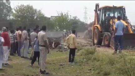 सिंगरौली: वार्ड 38 व 37 के बीच बनी सड़क पर लोगों ने बना दी थी बाउंड्री, निगम ने कराया अतिक्रमण मुक्त