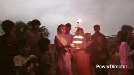 बबेरू: कमासिन दादों घाट  पर यमुना  आरती माह  के अखीरी शनिव को आरती  संपन्न   हुई  ब्लाक अध्यक्ष शत्रुघ्न सिंह के नेतृत्व में