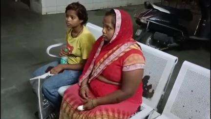 एटा: गांव नगला डूडा में पति और सास ने विवाहित महिला के साथ बेरहमी से की मारपीट, महिला ने गंभीर आरोप लगाते हुए दी जानकारी