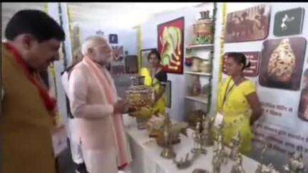 बैतूल नगर: प्रधानमंत्री मोदी को भेंट की गई टिगरिया की भारेवा धातु शिल्प से निर्मित पुष्पक विमान की कलाकृति