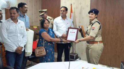 महोबा: पुलिस लाइन में उत्तर प्रदेश पुलिस के सेवानिवृत्त होने वाले पुलिसकर्मियों को दी गई भावुक विदाई