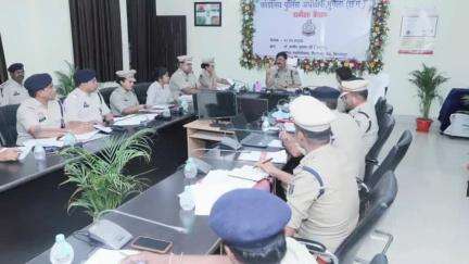 मुंगेली: बिलासपुर रेंज आईजी डॉ. संजीव शुक्ला ने जिला पुलिस मुंगेली के कार्यों की समीक्षा की