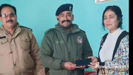रुद्रप्रयाग: गौरीकुण्ड में ड्यूटीरत पुलिस जवानों ने श्रद्धालु का खोया हुआ करीब सवा लाख रुपये का मोबाइल फोन खोजकर लौटाया