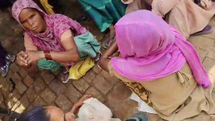 चंदौसी: गांव मानकपुर नरौली में राशन कटौती को लेकर राशन कार्ड धारक ग्रामीण महिलाओं ने दी जानकारी