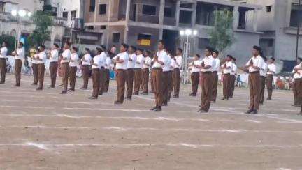 अकोला: अकोल्यात आज राष्ट्रीय स्वयंसेवक संघाच्या वतीने आज शहरात गांधी रोड सह मुख्य मार्गावरून पथसंचालन करण्यात आल.