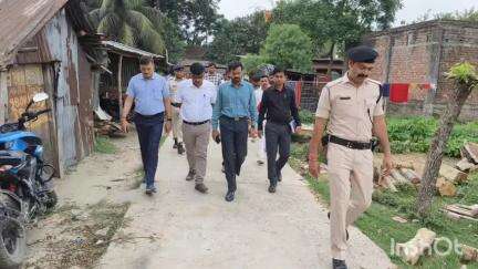 किशनगंज: बेलवा पंचायत के सालकी बस्ती में डीएम ने आयुष्मान कार्ड केंद्र का किया निरीक्षण
