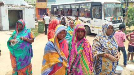 ଛତ୍ରପୁର: ମୁନିସପେଣ୍ଠ ଗ୍ରାମରେ ପାଣି ପାଇଁ  ଟାୟାର ଜାଳି ରାସ୍ତା ରୋକ କଲେ ଗ୍ରାମବାସୀ