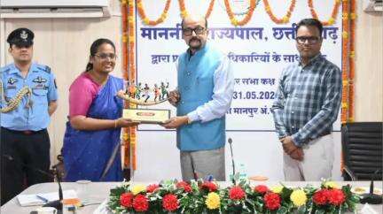 कलेक्ट्रेट में राज्यपाल ने प्रशासनिक अधिकारियों की बैठक ली