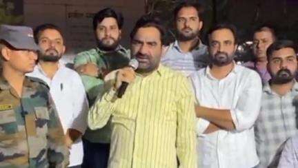 नागौर: नागौर सांसद हनुमान बेनीवाल ने शनिवार देर शाम एसआई भर्ती रद्द करने की मांग को लेकर चल रहे धरने को किया संबोधित