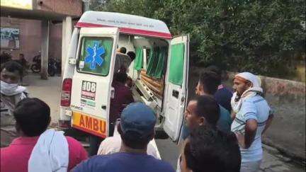 एटा: तेज रफ्तार बाइक अनियंत्रित होकर गांव फूलरई के समीप विद्युत पोल से टकराई, 25 वर्षीय बाइक सवार गंभीर घायल, M.C. से रेफर