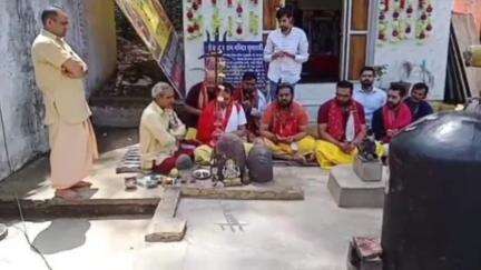 घुमारवीं: घुमारवीं के खाटूश्यामजी मंदिर में पंचमुखी हनुमान जी की प्राण-प्रतिष्ठा, श्रद्धालुओं को वितरित किया गया हलवा प्रसाद