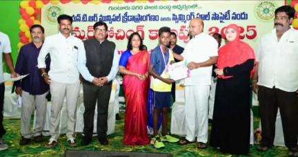 గుంటూరు: ఎన్టీఆర్ స్టేడియంలో జరిగిన సమ్మర్ క్యాంపు 2025 ముగింపు  కార్యక్రమంలో పాల్గొన్న నగర మేయర్, నగర కమిషనర్