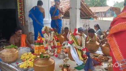 మహదేవ్​పూర్: బోర్ల గూడెం లో
వెంకటేశ్వర స్వామి ఆలయ నిర్మాణ  భూమి పూజ లో నాగుపాము హల్చల్