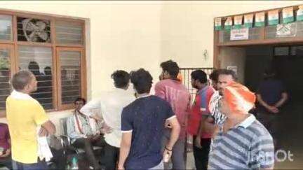 पैलानी: पपरेंदा गांव में अज्ञात कारणों से सफाई कर्मी ने फांसी लगाकर आत्महत्या की, पुलिस ने पोस्टमार्टम की कार्रवाई की