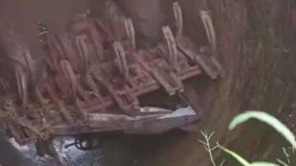 चितरपुर: बारलौंग गांव में हल चलाते समय ट्रैक्टर सहित कुएं में गिरा चालक, ग्रामीणों ने सुरक्षित निकाला