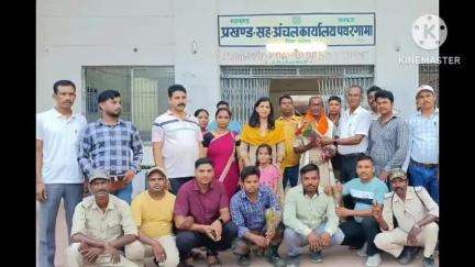 पथरगामा: पथरगामा में प्रखंड कार्यालय के सामने चौकीदार की सेवानिवृत्ति पर विदाई समारोह का आयोजन