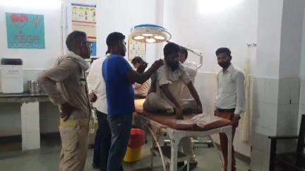रामपुर: मिलक विचोला गांव के पास सड़क किनारे आम का ठेला लगाने के विवाद में तीन लोगों ने एक व्यक्ति को पीटकर किया घायल
