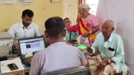 प्राथमिक स्वास्थ्य केंद्र परपोड़ी में बुजुर्गों के वय वंदन कार्ड बनाने के लिए आधार कार्ड के अपडेशन हेतु लगाया गया शिविर