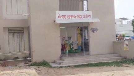 વડોદરા ઉત્તર: તાંદલજા વિસ્તાર માં સરકારી શાળા પાસે દેશી દારૂ ની ખાલી પોટલી ઓ જોવા મળી
