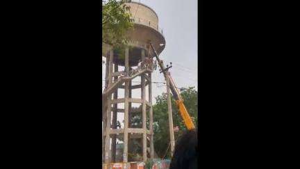 नेतेवाला में 90 फीट ऊंची पानी की टंकी पर 70 फीट ऊंचे चढ़े गौधे को पुलिस प्रशासन और ग्रामीणों ने नीचे उतारा