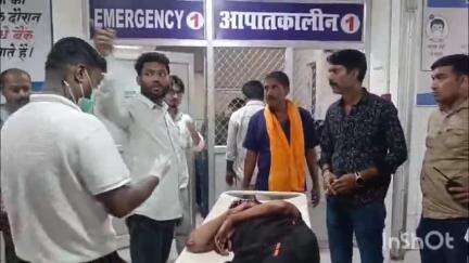 चैनपुर: शाहपुर पुल के पास सड़क हादसे में एक की मौत, दूसरा घायल, ट्रैफिक प्रभारी ने निभाई मानवता