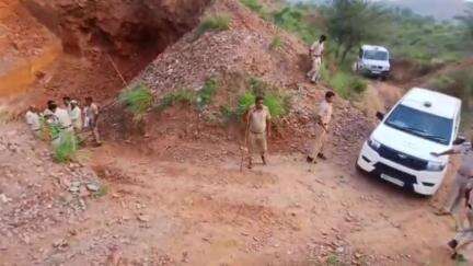 नूह: गांव शेखपुर के पहाड़ में अवैध खनन कर रहे माफियाओं पर पुलिस की रेड, 1 गिरफ्तार, 14 फरार, मामला दर्ज