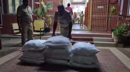 கடலூர்: காரில் கடத்தி வந்து மண்ணில் புதைத்து வைக்கப்பட்ட 500 கிலோ குட்கா பொருட்களை சங்கொலிக்குப்பம், கூத்தப்பாக்கத்தில் பறிமுதல், மூன்று பேர் கைது