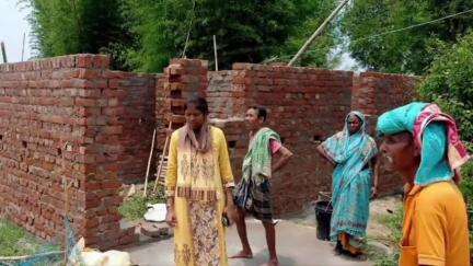 भंडरा: मसमानो पंचायत में बीडीओ ने योजनाओं का किया निरीक्षण, लाभुकों को समय पर कार्य पूर्ण करने का निर्देश दिया