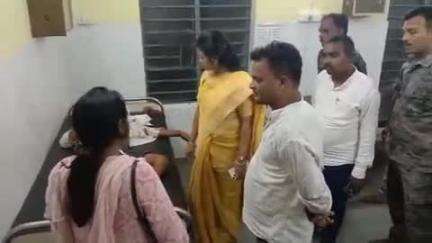 गोला: हेमतपुर के पास बाइक से गिरने से बेटुलकला निवासी सीआरपी गंभीर रूप से घायल, विधायक ने लिया जायजा